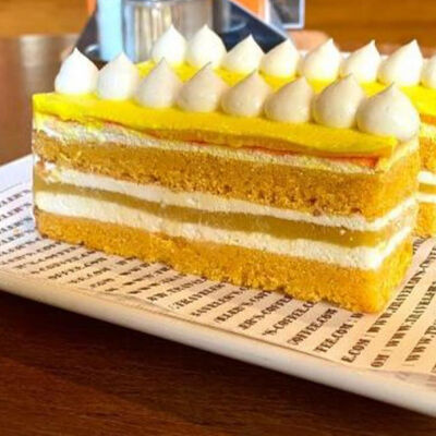 Торт Манго-ананас в Тревеллерс кофе по цене 379 ₽