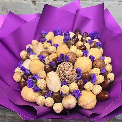 Ореховый букет с шишкой и сухоцветами в Buketonline - Съедобные букеты и клубника в шоколаде по цене 3960 ₽