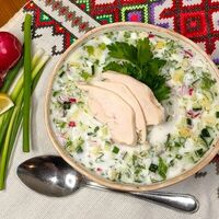Окрошка с курицей на кефире в Корчма