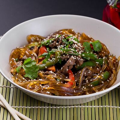 Вок со стеклянной лапшой в корейском соусе в Kimchi Chicken по цене 535 ₽