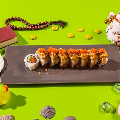 Ролл с лососем и спайси крабом под соусом том ям в Сушки на макушке по цене 1560