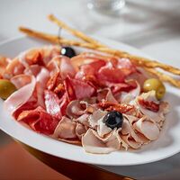 Тарелка с мясными деликатесами в Romano