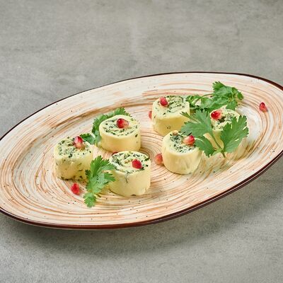 Рулетики из сулугуни с зеленой аджикойв Pivino по цене 390