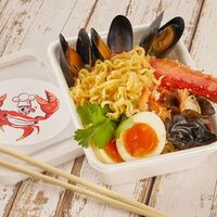 Доширак с крабом и мидиями в Mr. Crabs