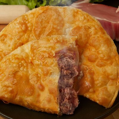 Чебурек со свининой в Чебуречная Дайте два, пожалуйста по цене 270 ₽