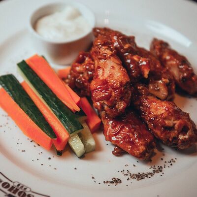 Куриные крылья со свежими овощами в Сохо по цене 530