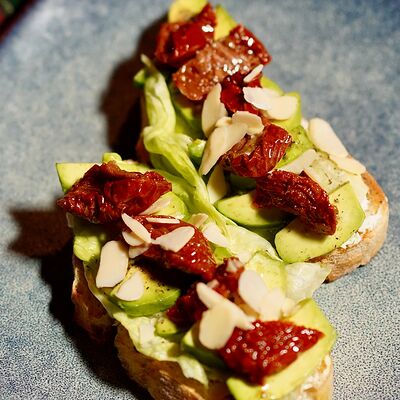 Брускетта с авакадо в Harats pub по цене 420 ₽