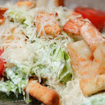 Салат Цезарь с креветкамив Шавуха №1 по цене 890 ₽