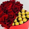 Красные розы с конфетами Ферреро Рошев Дарите красиво по цене 8399