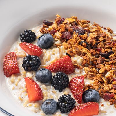 Овсяная каша на кокосовом молоке с гранолой и свежими ягодами в Miss you по цене 1000 ₽