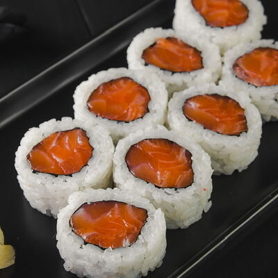 Ролл с лососем в Sushi7 по цене 502 ₽
