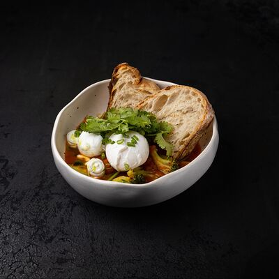 Шакшука с соусом из запеченного перца в Прага по цене 660 ₽