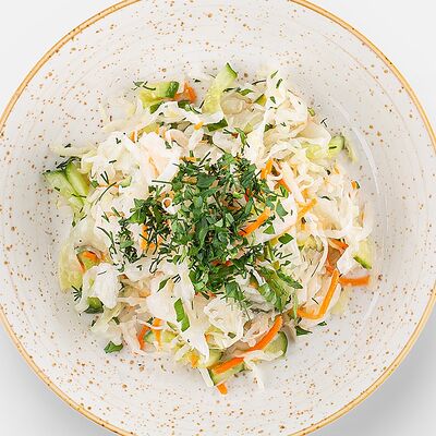 Хрустящий салат с капустой, морковью и свежим огурцом в Вилка Ложка по цене 99 ₽