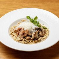 Спагетти с кремом из грибов и сладким цыпленкомв Sota