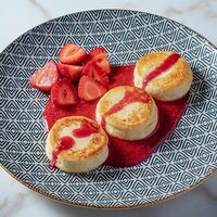 Сырники с клубничным кули в Romano