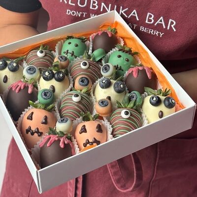 Клубника в шоколаде Premium Хэллоуин 16 ягод в Klubnika Bar по цене 2290