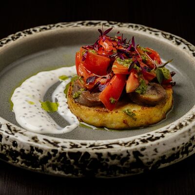 Хашбраун с языком и салатом из свежих томатов в Cruise по цене 600 ₽