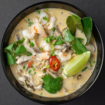 Том Кха с курицей и креветкамив Joly Woo по цене 863 ₽