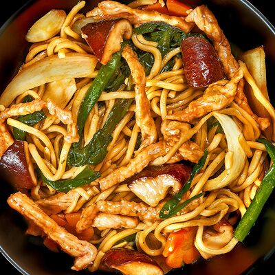 Лапша со свининой и овощамив Дамплинг Репаблик по цене 610 ₽