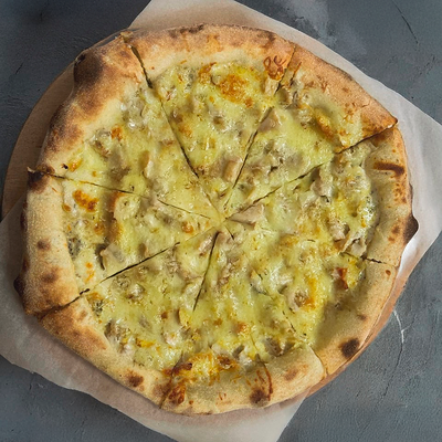 Пицца с курицей и ананасами 30 см в Grillwood по цене 880 ₽