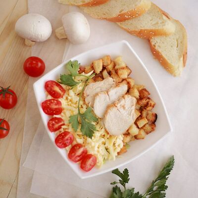 Салат Цезарь с курицей в Pizza Milano по цене 339 ₽