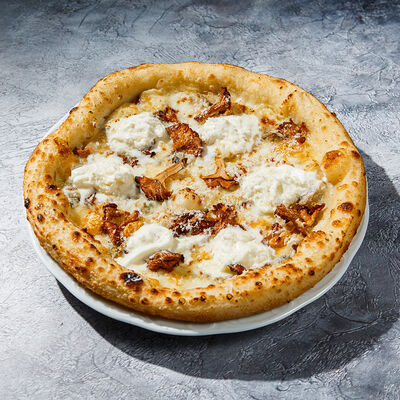 Пицца с фермерскими сырами в Гастродача Вселуг по цене 1250 ₽