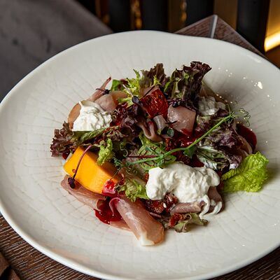 Средиземноморский салат с клубникой и пармской ветчиной в Wine and Whiskey by Simple по цене 950 ₽