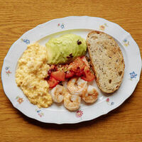 Яйца с креветками, авокадо и томатамив La Biga