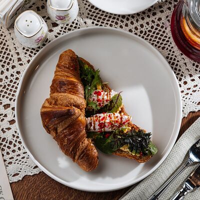 Круассан с риетом из креветок и икрой тобико в Вера Фёдоровна по цене 730 ₽