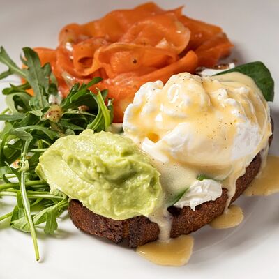 Яйцо Бенедикт с форелью в Тирольские пироги по цене 750 ₽