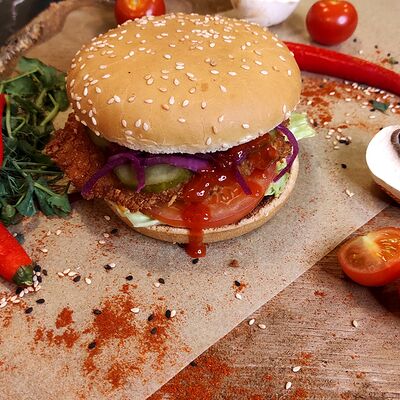 Острый Бургер с курочкой в Суши Лавка по цене 329 ₽