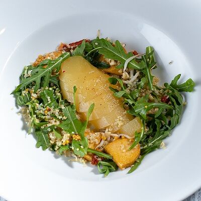 Салат с грушей и сыром тофу в Перчини на огне по цене 350