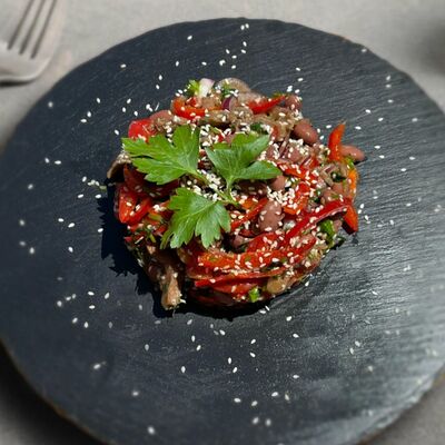 Салат Тбилиси с говядиной в Семья Плюс по цене 200 ₽