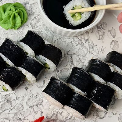 Ролл Нори Маки огурец в Бистро 24 на Шамиля по цене 144 ₽