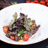 Теплый салат с куриной печенью в Ресторан Вилка
