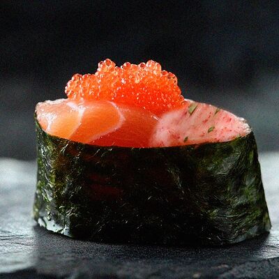 Сливочные суши с лососем в Суши мастер по цене 351 ₽