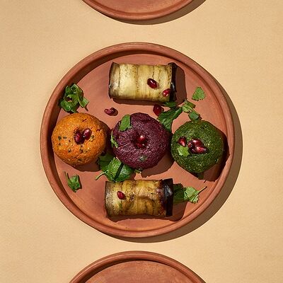 Ассорти из закусок в Хачапури и вино по цене 325 ₽