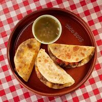 Тако биррия со рваной говядиной и чеддером в Taco Boys