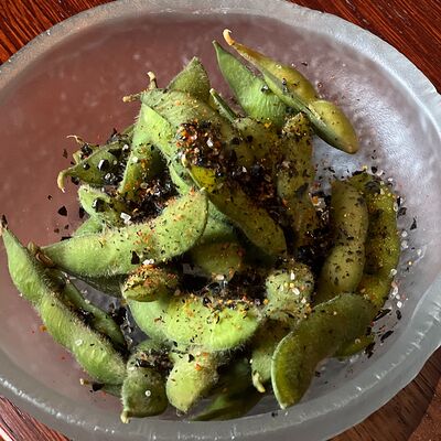 Бобы эдамаме с нори фурикаке в Gills по цене 620 ₽