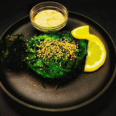 Салат с чукой и ореховым соусом в Суши-бар Сушими по цене 720 ₽