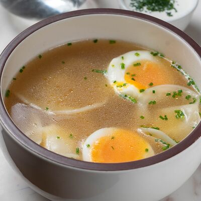 Куриный бульон с картофельными вонтонами и яйцом в Бистро Артель по цене 650 ₽