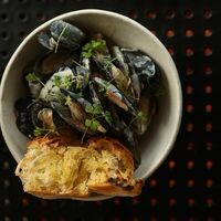 Мидии в сливочно-лимонном соусе с чиабаттой из нашей дровяной печи в Vivezza