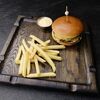 Бургер из мраморной телятины с картофелем фри и сырным соусом в Level kitchenbar по цене 890