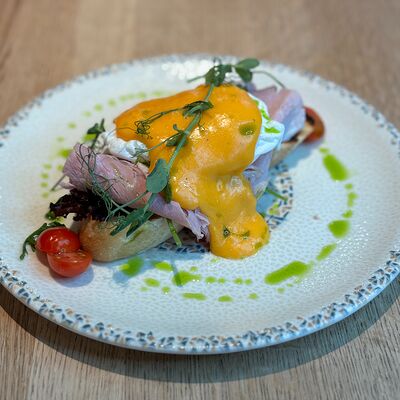 Бенедикт с тамбовским окороком в DVOR гриль-бистро по цене 750 ₽