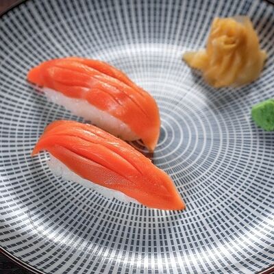 Нигири Лосось в Эбби Noodles & Sushi Bar по цене 440 ₽