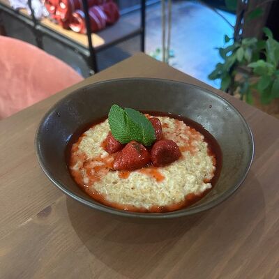 Каша овсяная на кокосовом молоке с клубничным соусом в История любви по цене 260 ₽