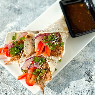 Пшеничные тако лепешки со рваной свининой, овощами и азиатским соусом (3 шт.) в Food market skolkovo по цене 620 ₽