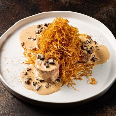 Медальоны из свиной вырезки с картофелем пай в Amarena по цене 1430 ₽