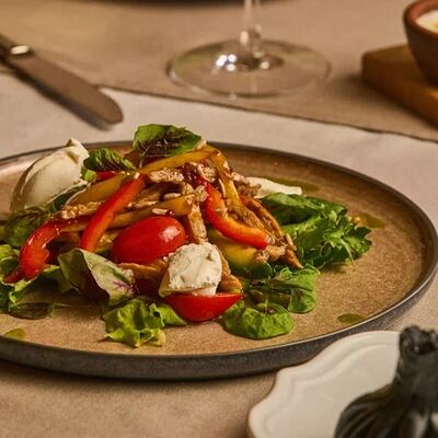 Овощной салат с говядиной в кисло-сладком соусе в Месхети по цене 750 ₽