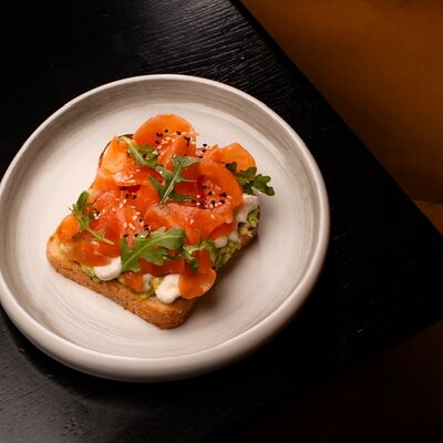 Брускетта с лососем, гуакамолле и кремом понзув Юность по цене 720 ₽